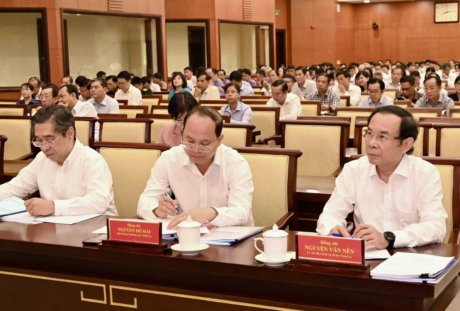 Bí thư Thành ủy TP. Hồ Chí Minh Nguyễn Văn Nên cùng các đồng chí lãnh đạo TP. Hồ Chí Minh dự hội nghị (Ảnh: Việt Dũng).